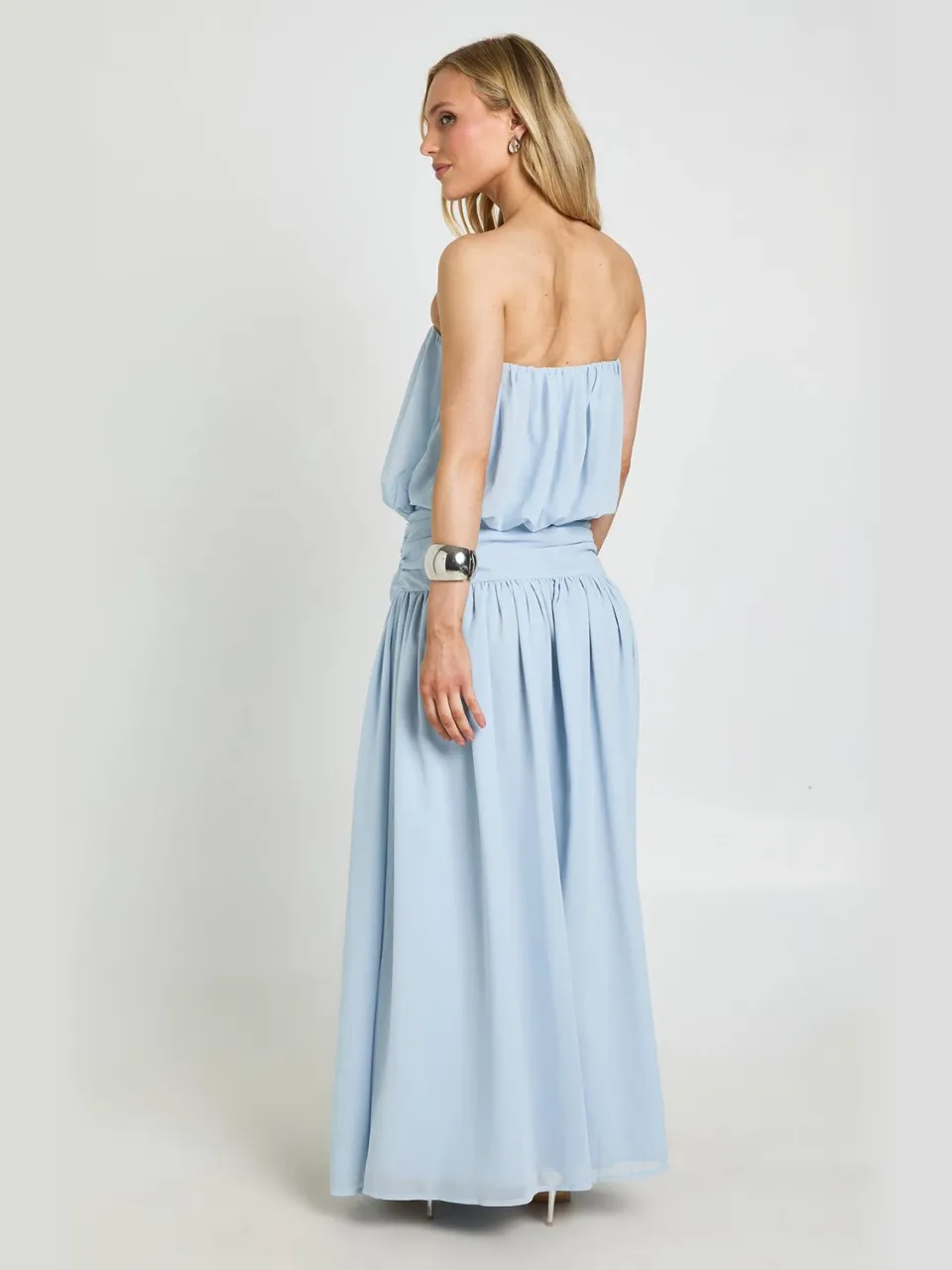 boohoo Dames Petite Chiffon Bandeau Blouson Geplooide Lage Taille Maxi Jurk lichtblauw, foto 2