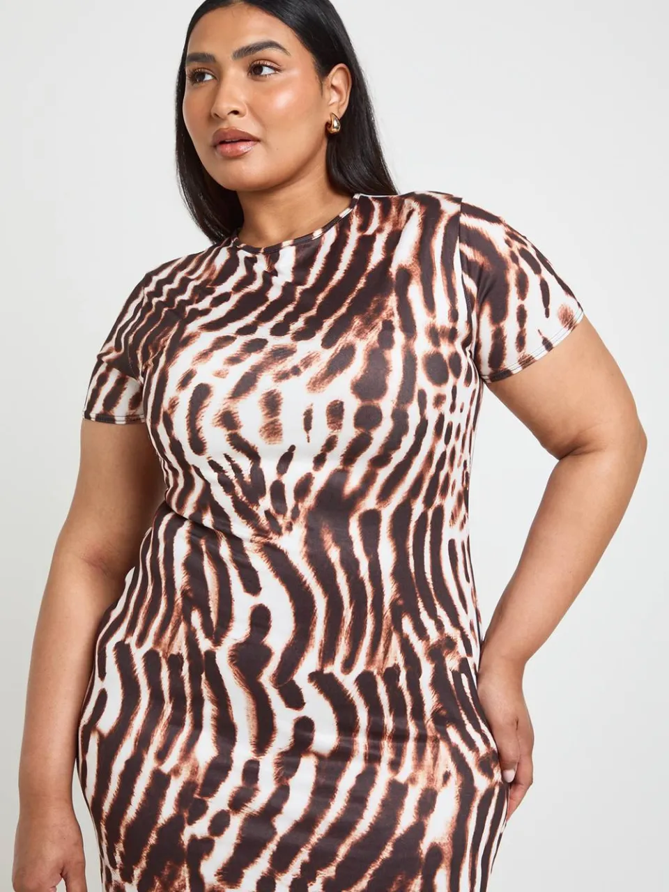 boohoo Dames Plus Abstract Korte Mouw Maxi Jurk bruin, foto 4