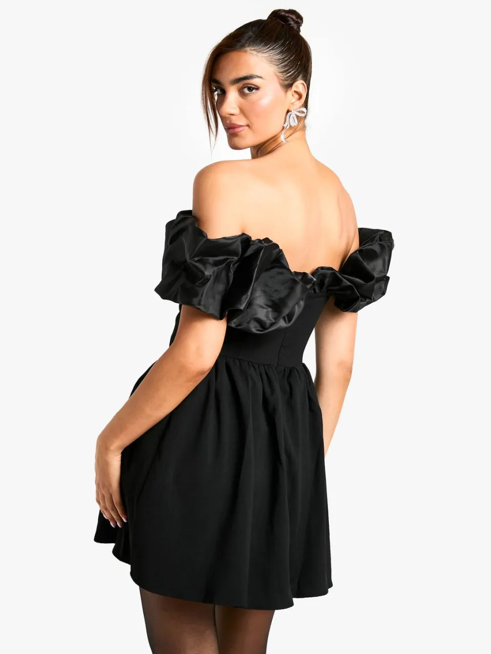 boohoo Dames Extreme Taffeta Ruffle Bardot Gestructureerde Skaterjurk zwart, foto 2