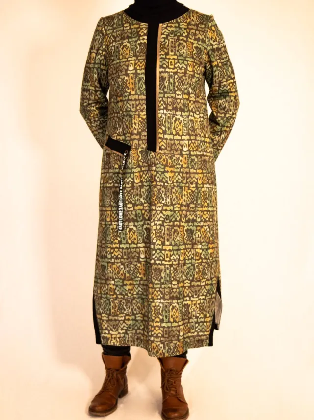 vetla Groene jurk met print geaccentueerd door zwarte decoratieve details met een stukje kunstleer