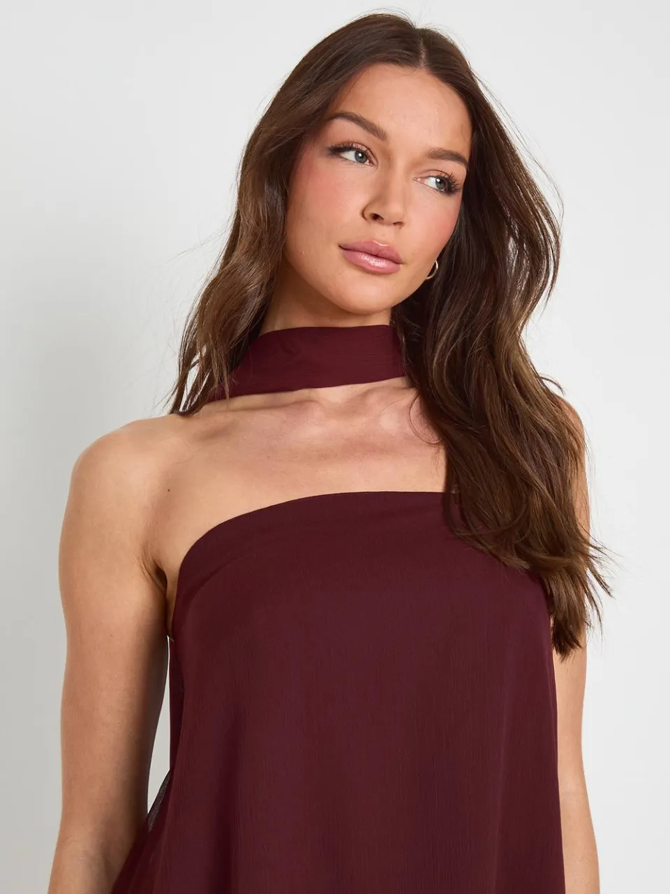 boohoo Dames Trapeze Mini Jurk Met Sjaalkraag Detail chocoladebruin, foto 3