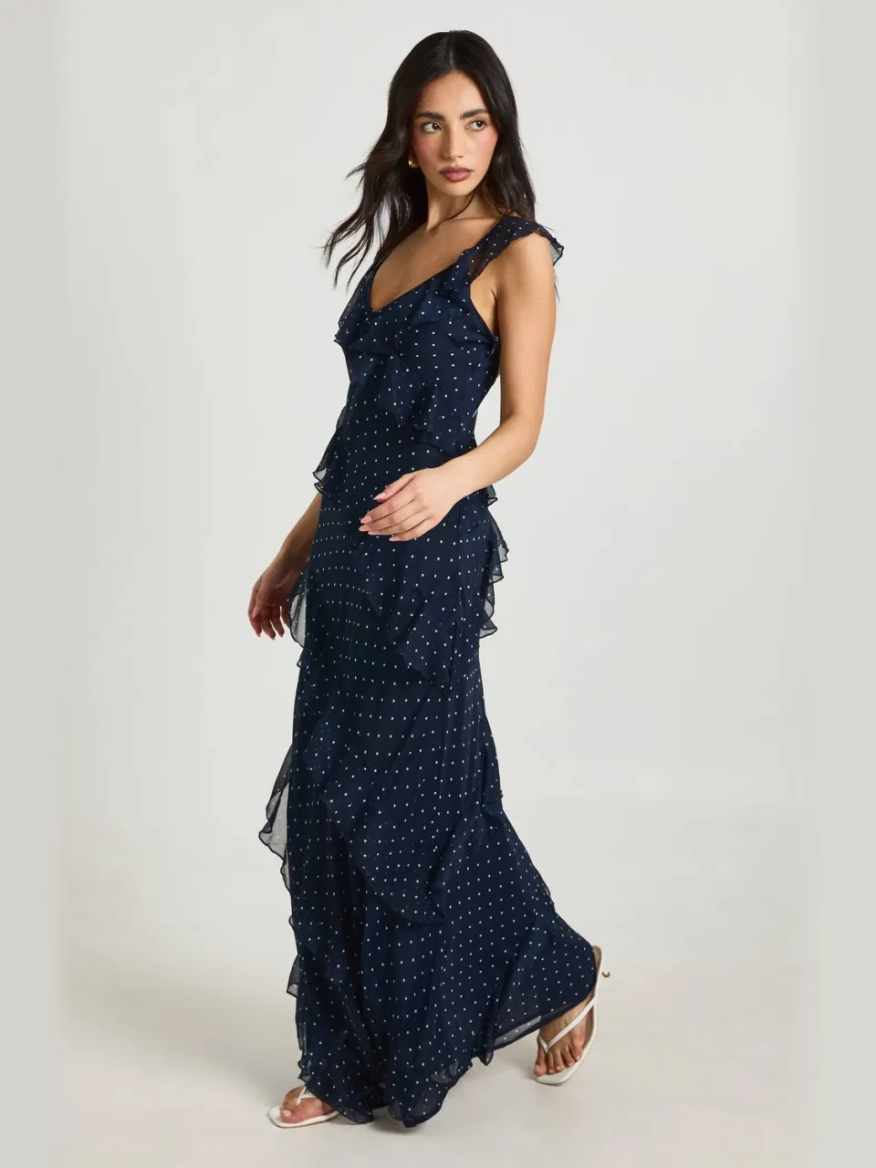 boohoo Dames Chiffon Ruffle Polka Dot Bandjes Maxi Jurk marineblauw, foto 3