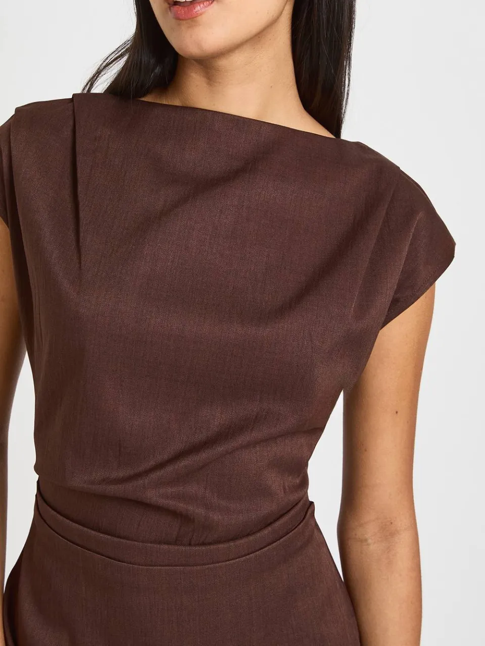 boohoo Dames Asymmetrische Hals Gerimpelde Zijkant Mini Shift Jurk chocoladebruin, foto 4