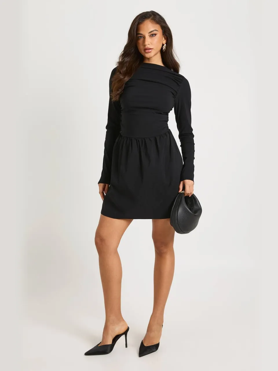 boohoo Dames Gerimpelde Mini Jurk met Verlaagde Taille en Lange Mouwen zwart, foto 3