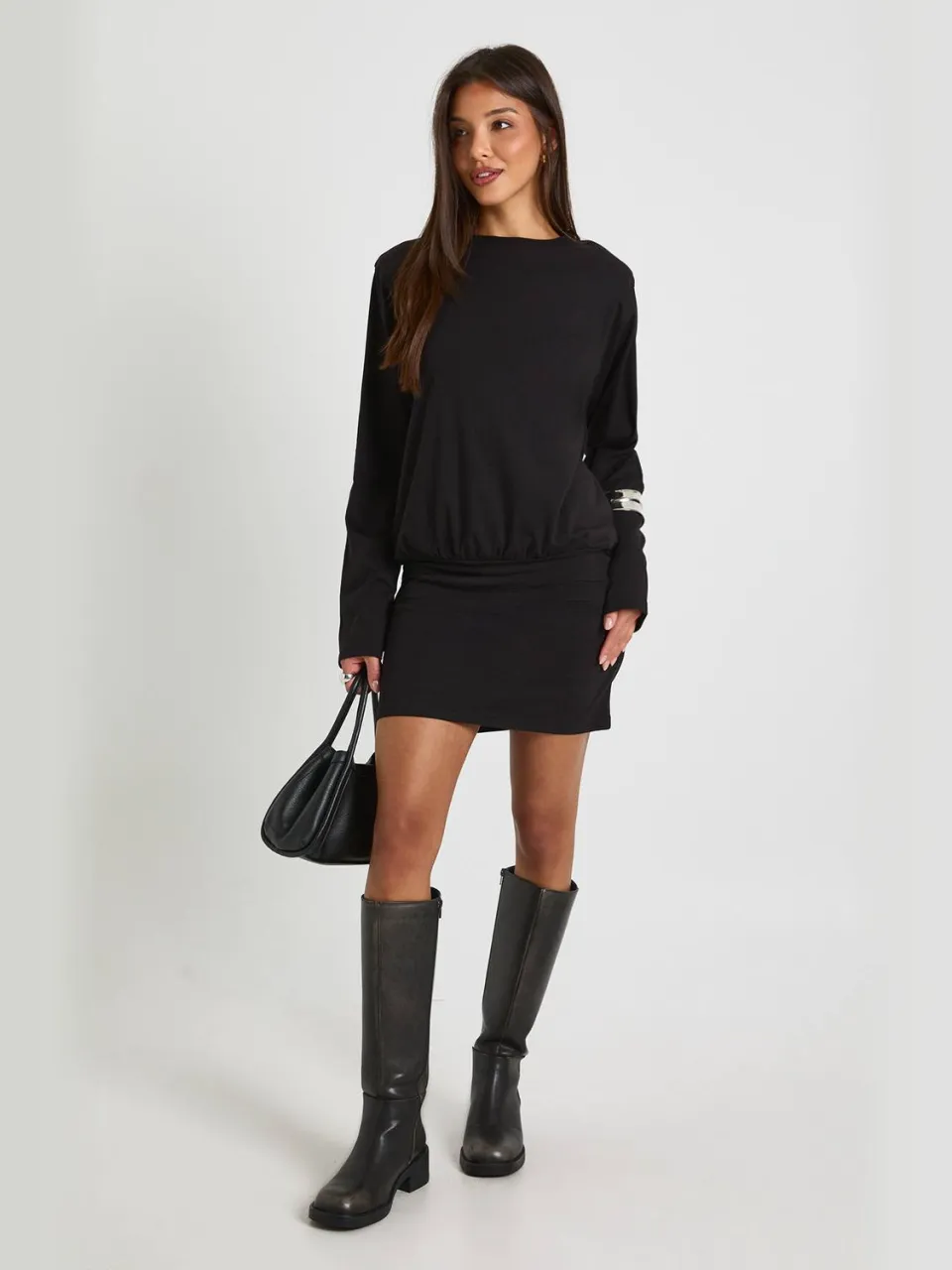 boohoo Dames Geraffelde lange mouw schouderpad T-shirt minijurk zwart, foto 3
