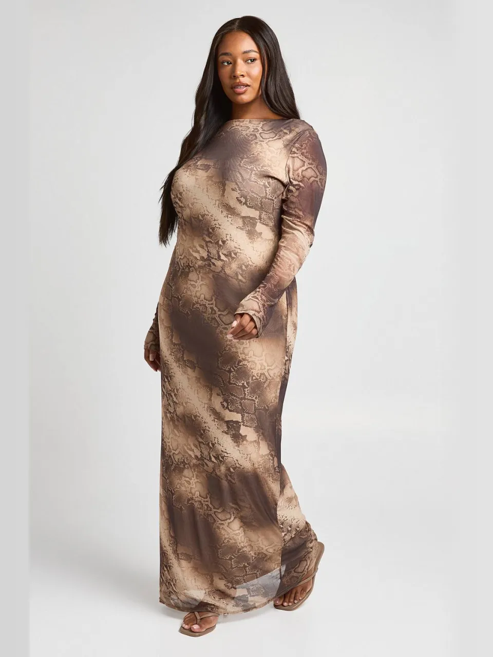 boohoo Dames Plus Slangenmesh Maxi Jurk Met Lage Rug bruin, foto 3