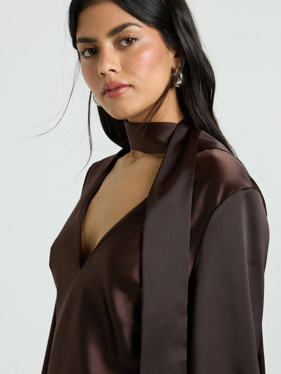boohoo Dames Getextureerde Satijnen Sjaal Detail Shift Jurk espresso, foto 4