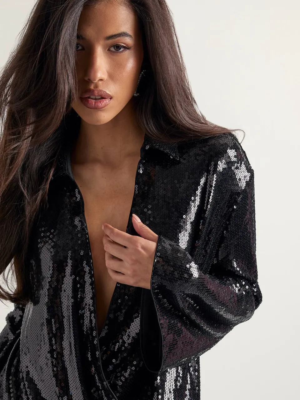 boohoo Dames Pailletten-gedrapeerde shirtjurk met uitlopende mouwen zwart, foto 5