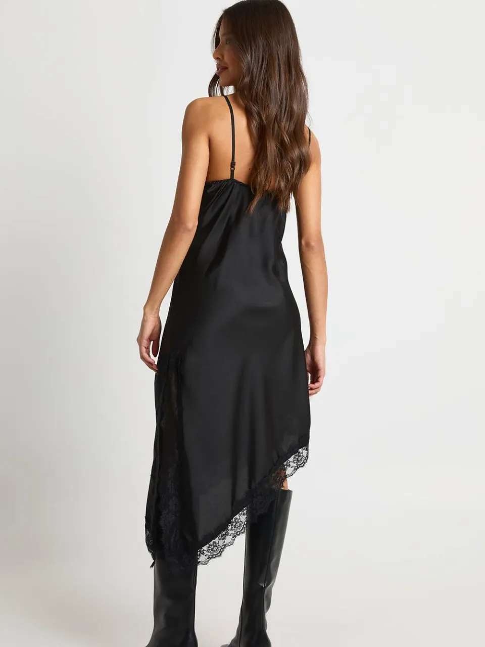 boohoo Dames Kant Asymmetrische Satin Slip Midaxi Jurk zwart, foto 2