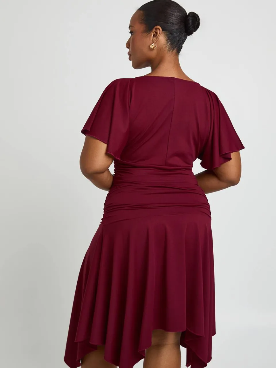boohoo Dames Plus Super Zachte Midi-jurk Met Engelenmouwen En Gerimpelde Taille bordeaux rood, foto 2