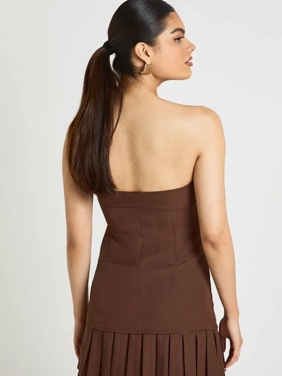 boohoo Dames Getailleerde Bandeau Mini Jurk Met Geplisseerde Rok chocoladebruin, foto 2