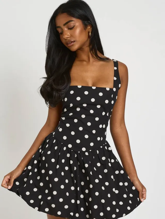 boohoo Dames Polkadot Mini Jurk Met Bolrokzoom Zwart