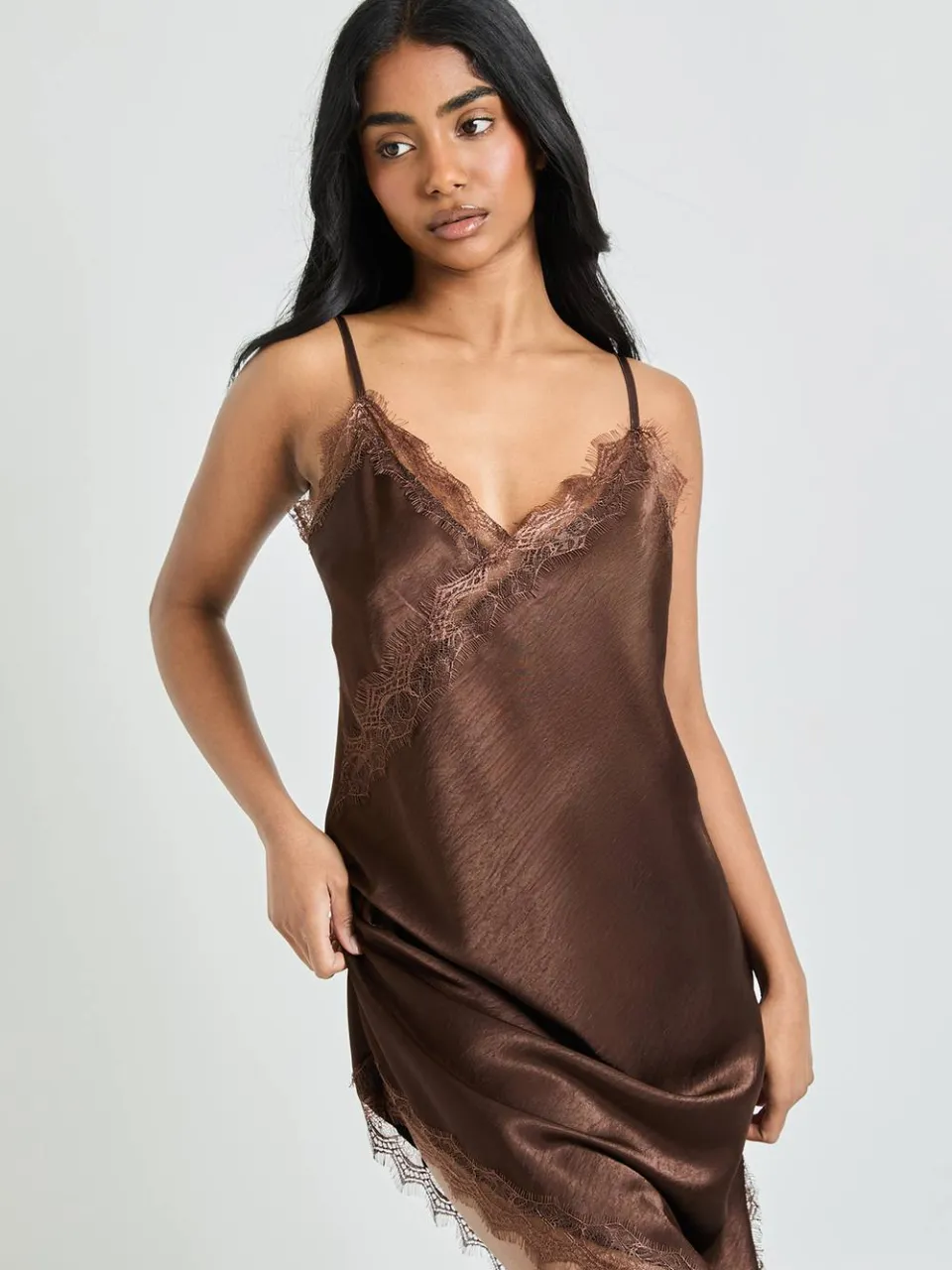 boohoo Dames Satijnen & Kanten Asymmetrische Slip Jurk chocoladebruin, foto 2