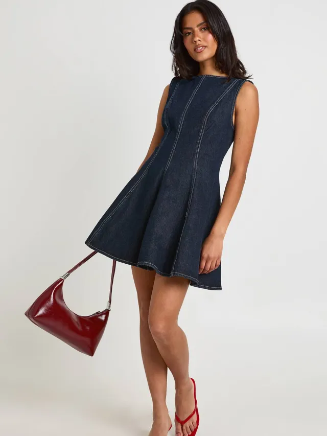 boohoo Dames Mouwloze Denim Jurk Met Uitlopende Zoom Indigo