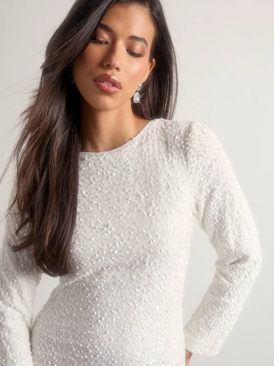 boohoo Dames Petite fluwelen pailletten strik op de rug mini-jurk wit, foto 4