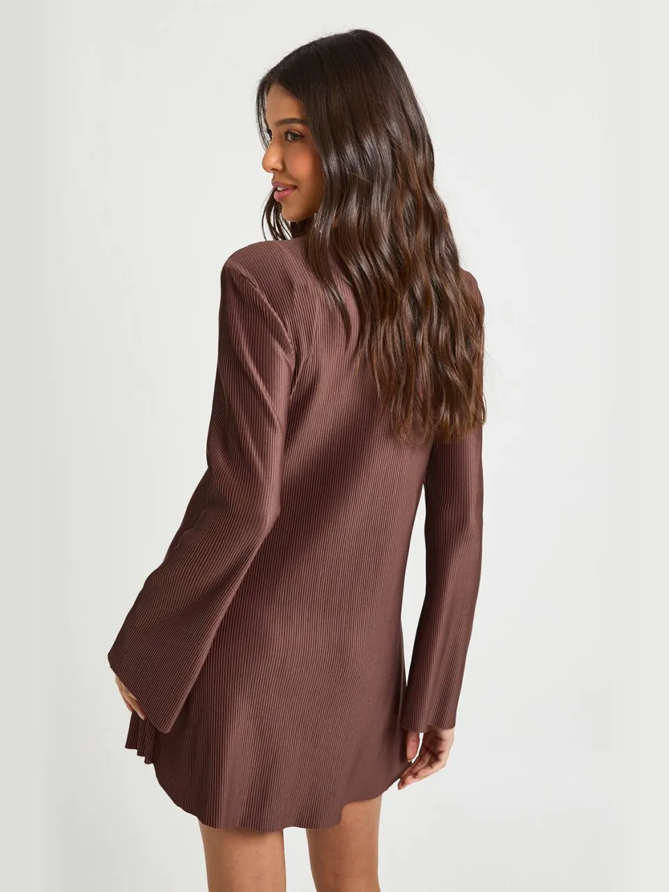 boohoo Dames Plisse mini-jurk met uitlopende mouwen chocoladebruin, foto 2