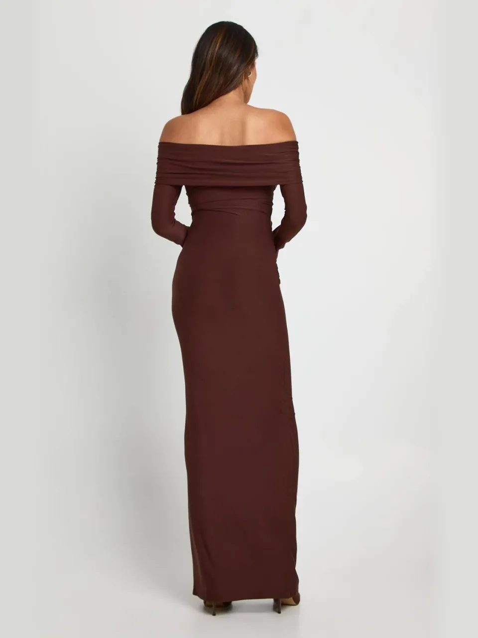 boohoo Dames Zwangerschaps Bardot geruched uitlopende mouw maxi-jurk chocoladebruin, foto 2