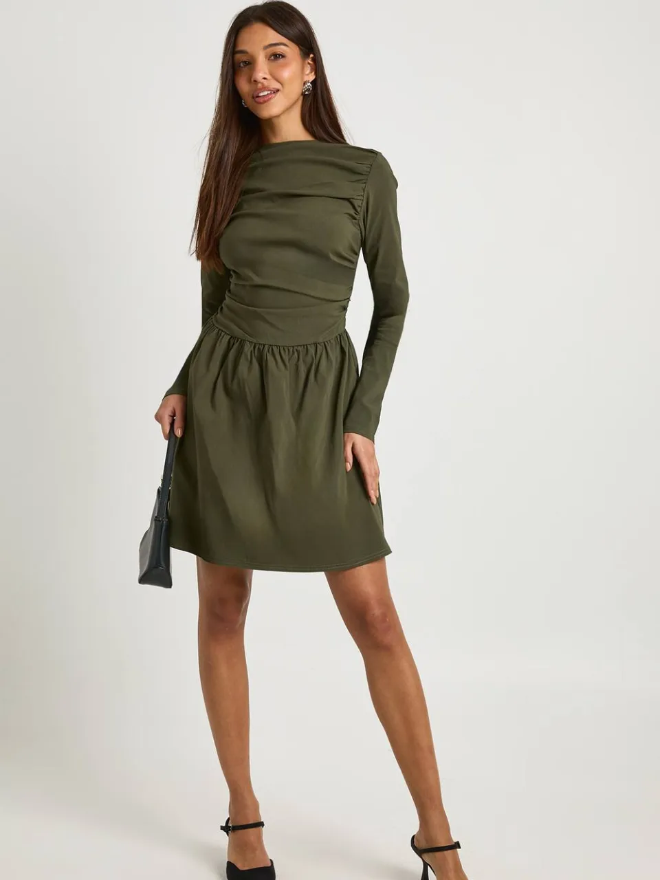 boohoo Dames Gerafelde mini-jurk met afvallende taille en lange mouwen kaki, foto 2