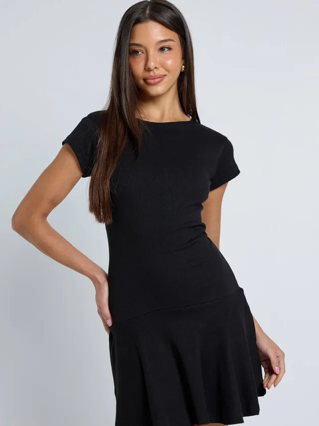 boohoo Dames Geribbelde Skater Jurk Met Verlaagde Zoom En Cap Mouwen Zwart