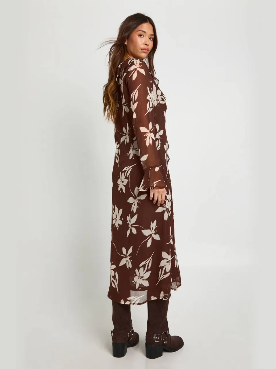 boohoo Dames Bloemen Chiffon Midaxi Gerafelde Jurk chocoladebruin, foto 2