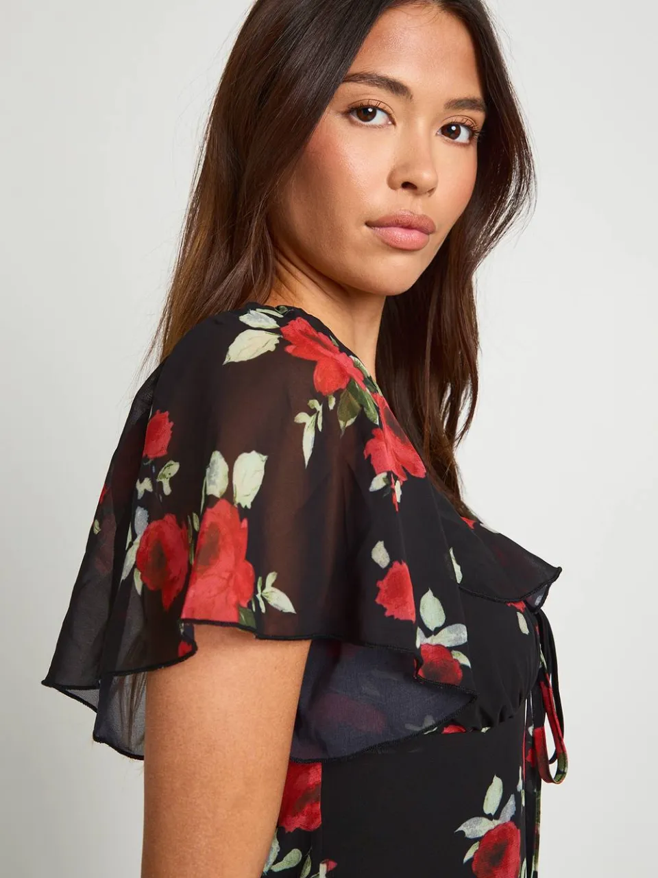 boohoo Dames Bloemenjurk met engelmouwen midaxi zwart, foto 3