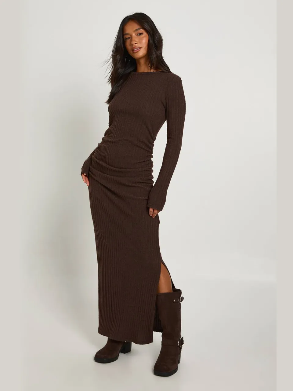 boohoo Dames Petite Geborstelde Rib Lange Mouw Maxi Jurk chocoladebruin, foto 3