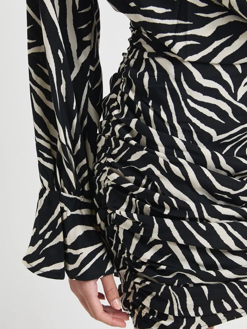 boohoo Dames Zebra Print Chiffon Cowl Neck Shirt Jurk zwart wit, foto 4