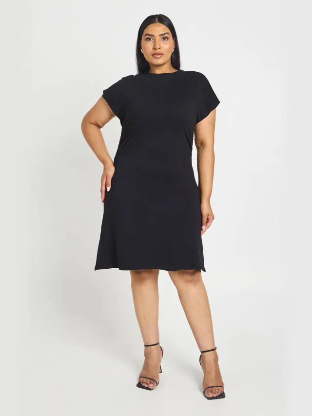 boohoo Dames Plus Katoenen Elastaan Jurk Met Getailleerde Taille En Skater Model Zwart