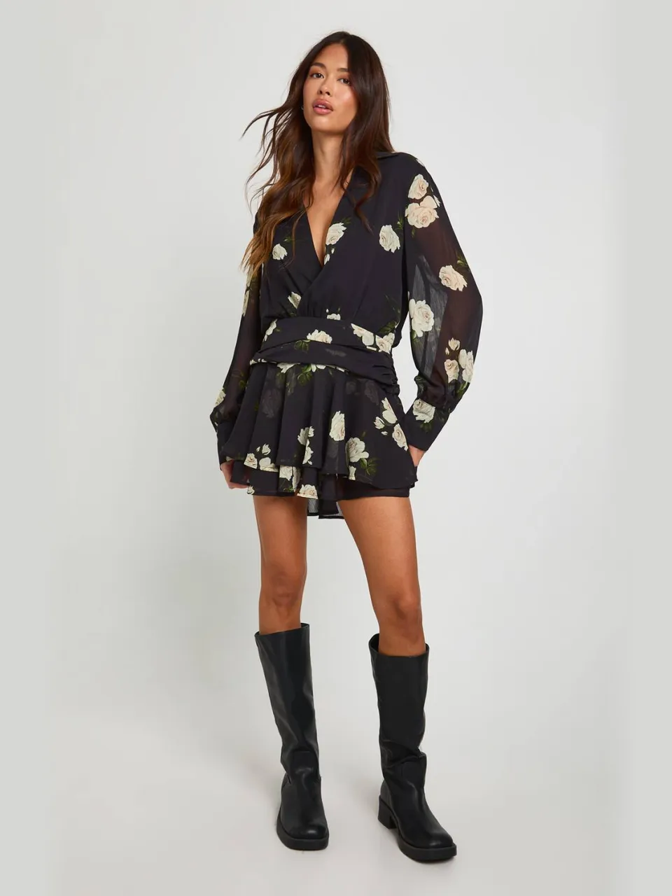 boohoo Dames Mini-jurk met bloemenprint en geplooide voorkant zwart, foto 3