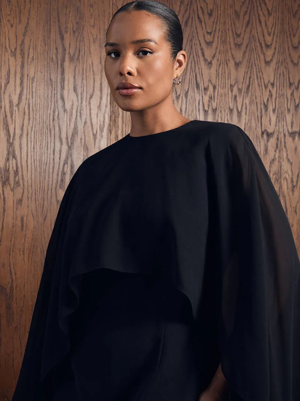 boohoo Dames Plus Chiffon Cape Gestructureerde Mini Jurk zwart, foto 4