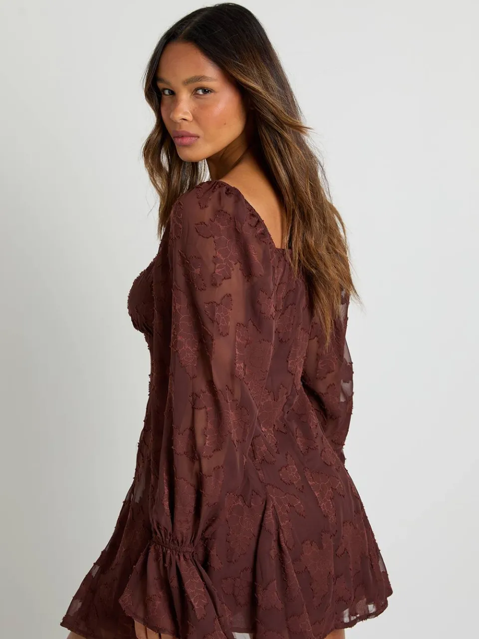 boohoo Dames Burnout Floral mini-jurk met godetzoom chocoladebruin, foto 2