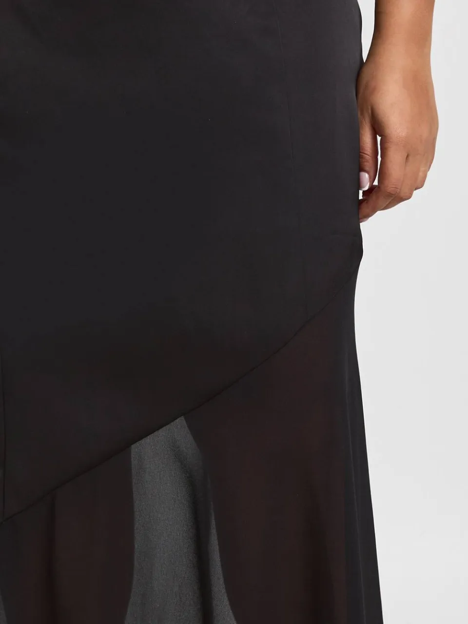 boohoo Dames Plus Satijnen Sjaal Detail Chiffon Rok Maxi Jurk zwart, foto 3