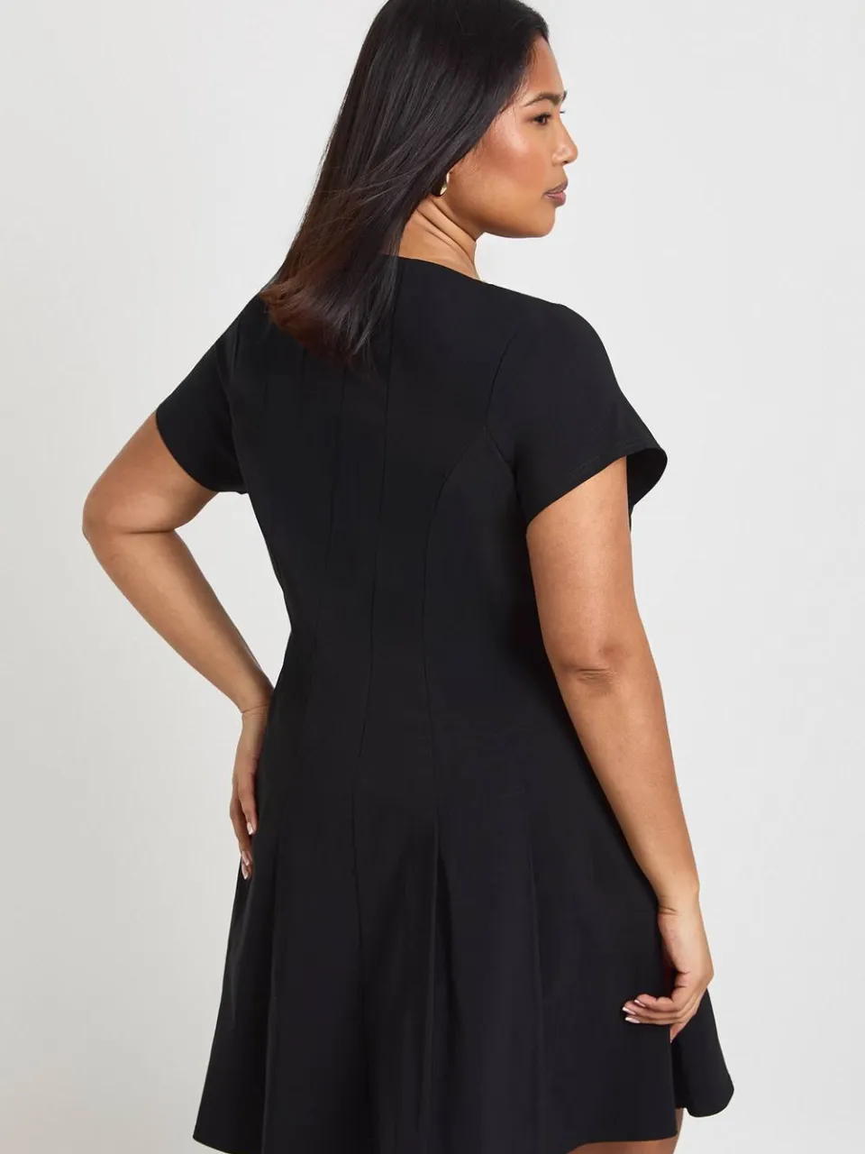 boohoo Dames Plus Bengaline Korte Mouw Geplooide Skater Jurk zwart, foto 2