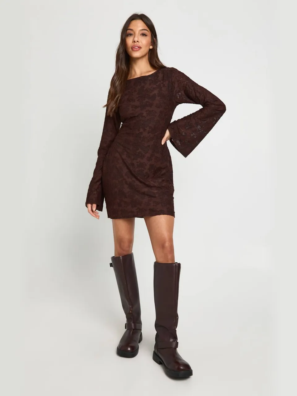 boohoo Dames Burnout Bloemen Open Rug Wijde Mouw Mini Jurk chocoladebruin, foto 3