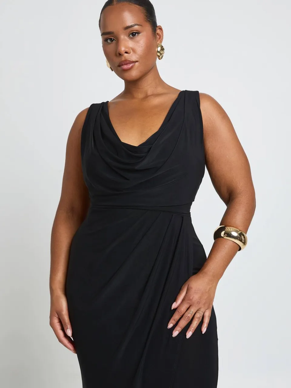 boohoo Dames Plus Slinky Gerimpelde Wikkel Maxi Jurk zwart, foto 2