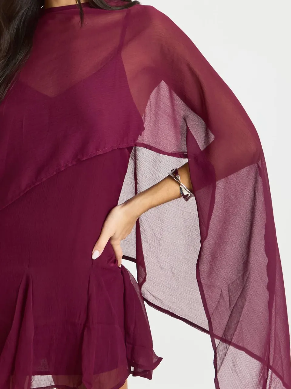 boohoo Dames Chiffon Mini Jurk Met Godet Zoom En Cape Detail bessen, foto 4