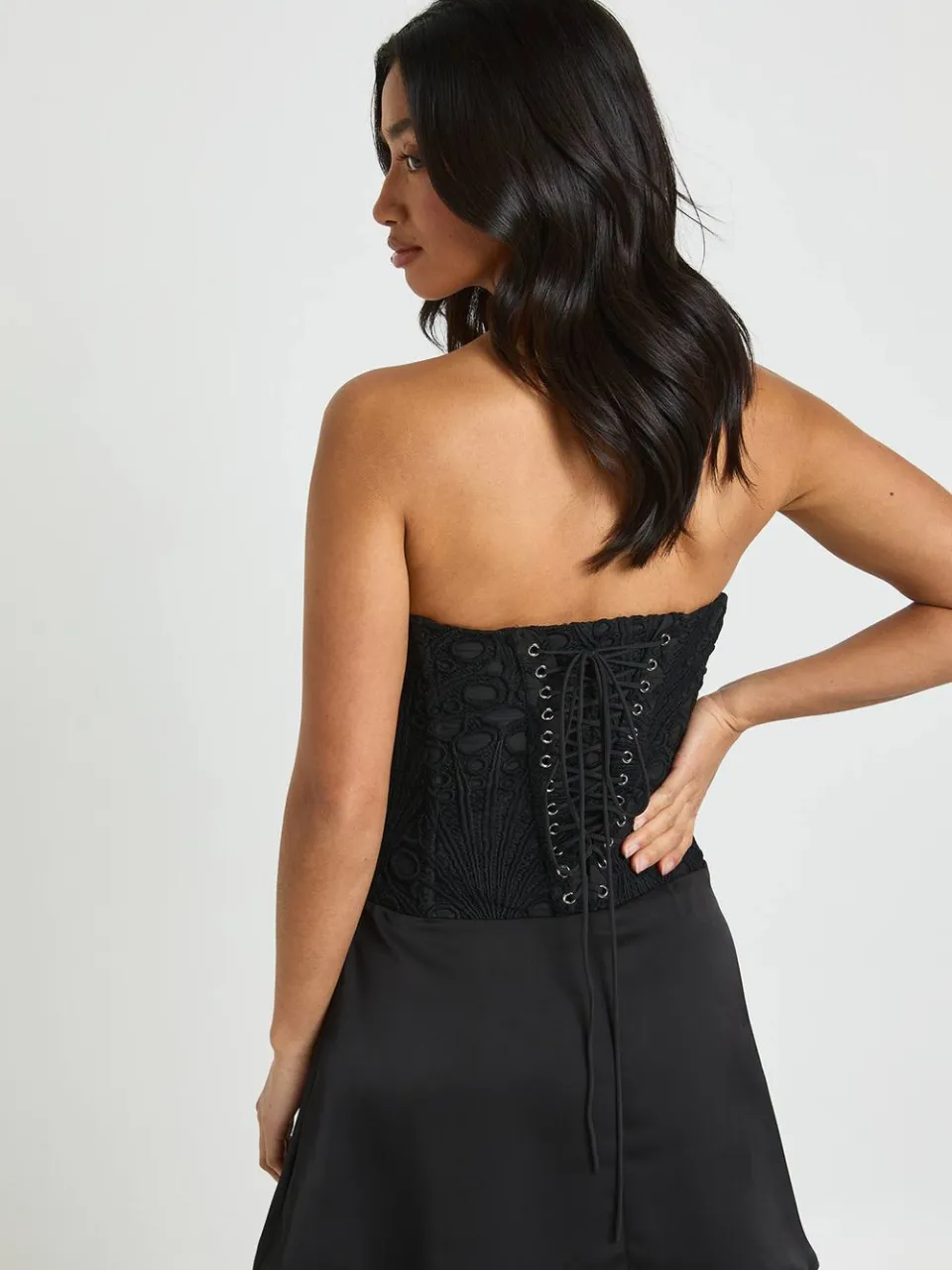 boohoo Dames Petite Getextureerde Doorschijnende Bloemen Kant Korset Draperie Mini Jurk zwart, foto 3