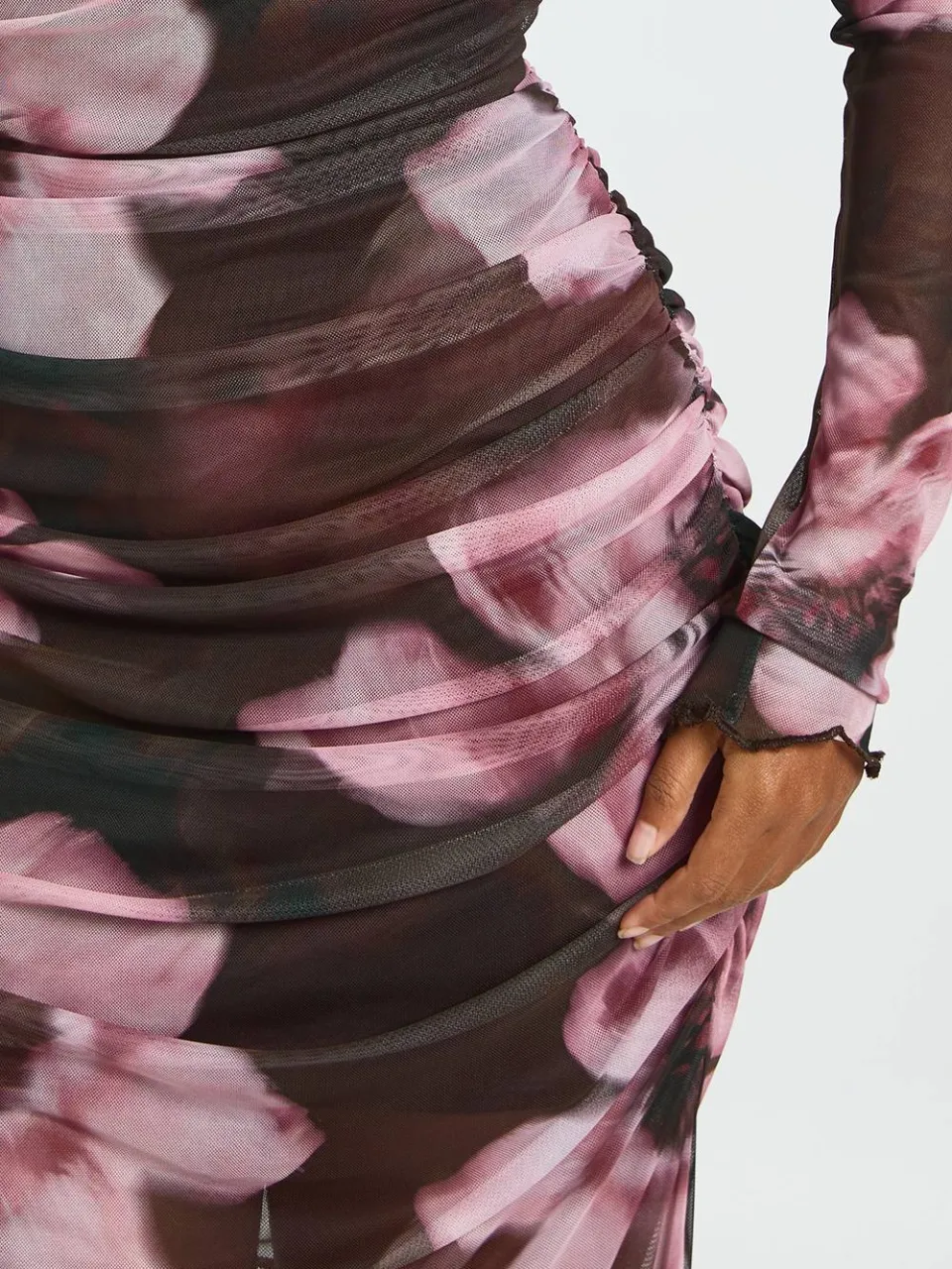 boohoo Dames Gebloemde Geplooide Mesh Maxi Jurk chocoladebruin, foto 4