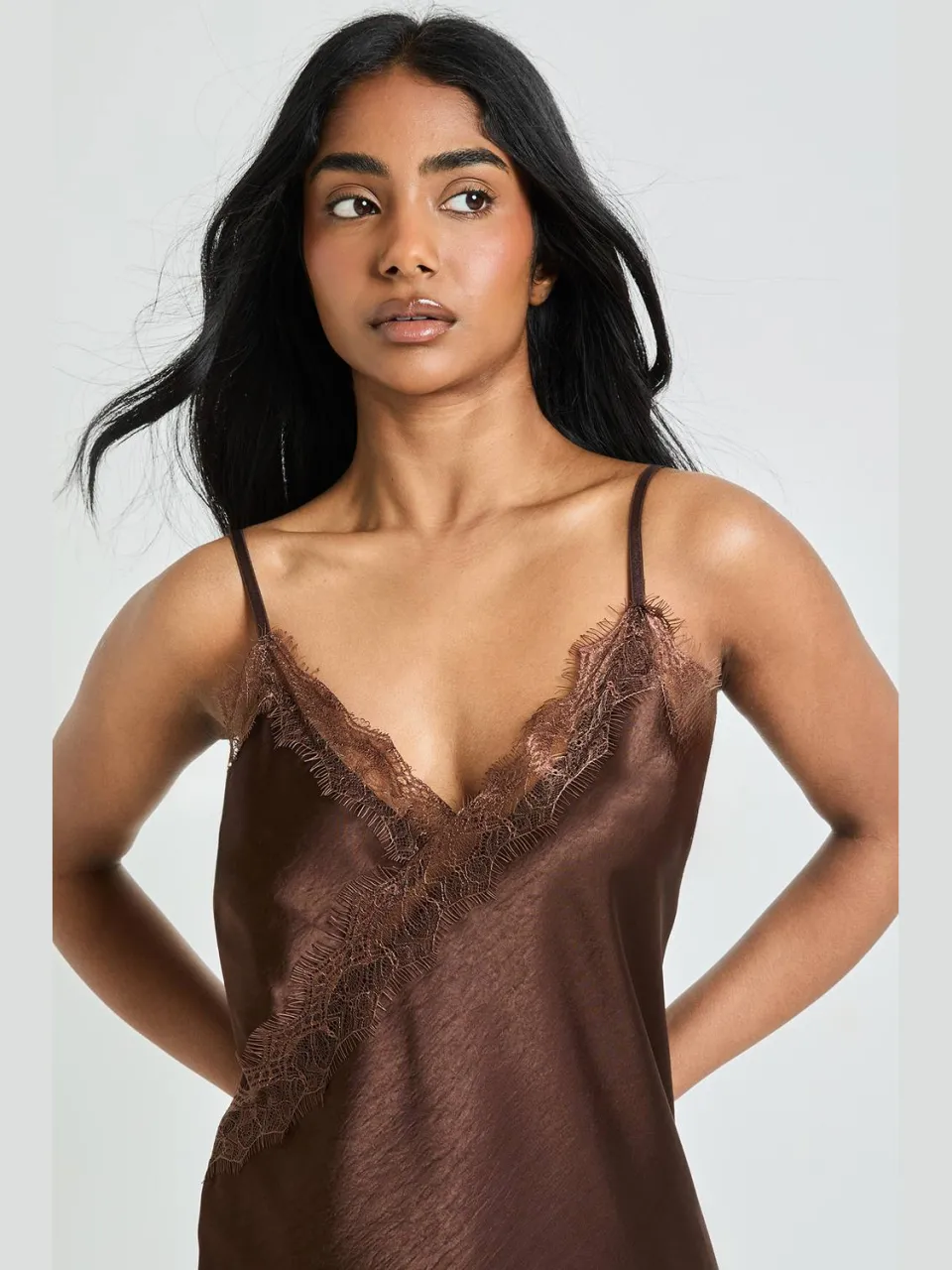 boohoo Dames Satijnen & Kanten Asymmetrische Slip Jurk chocoladebruin, foto 3