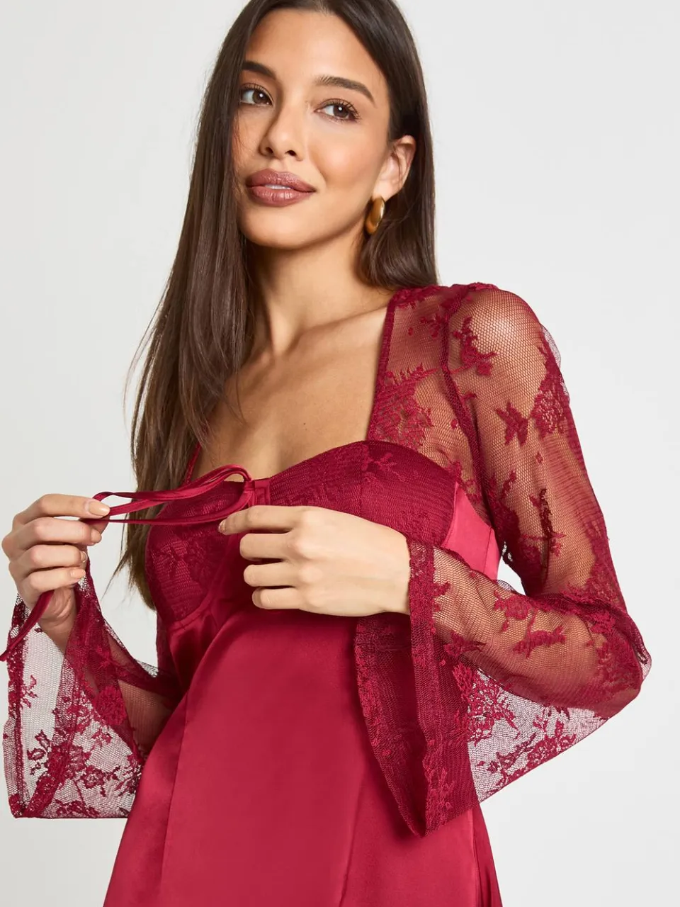 boohoo Dames Kanten mini-jurk met uitlopende mouwen bordeaux rood, foto 2