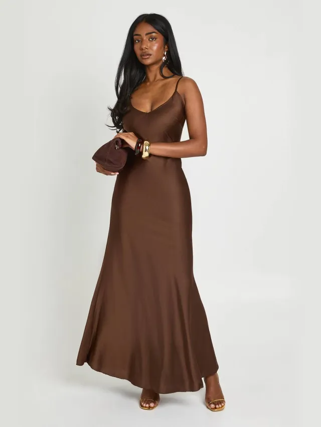 boohoo Dames Satijnen Maxi Slip Jurk Met V-hals Chocoladebruin