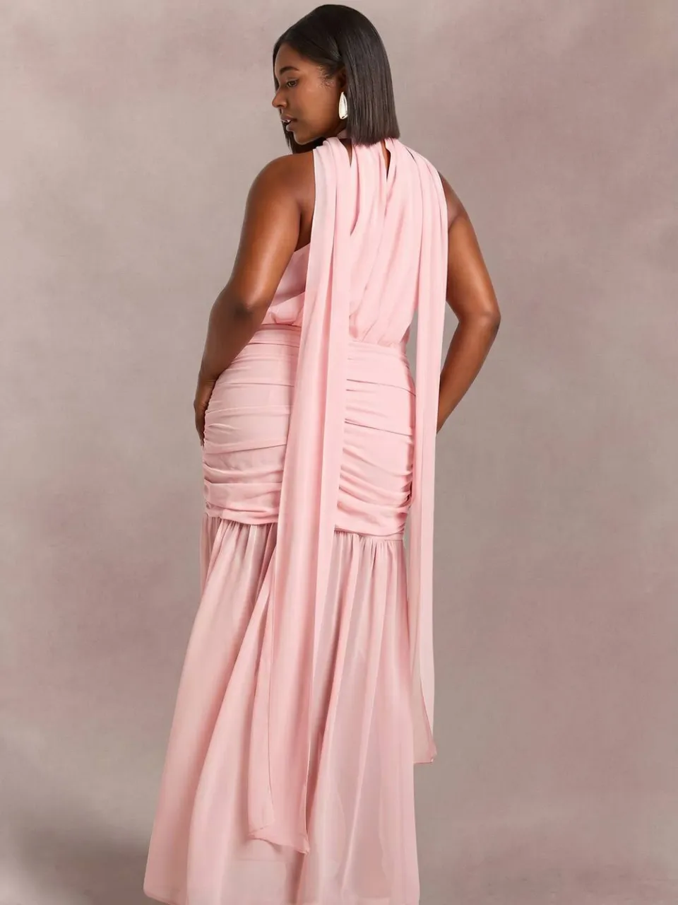 boohoo Dames Plus Halternek Maxi-jurk Met Sjaalachtig Detail En Uitlopende Rok baby roze, foto 2