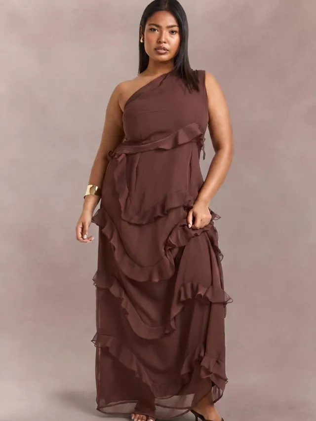 boohoo Dames Plus Chiffon Asymmetrische Maxi Jurk Chocoladebruin