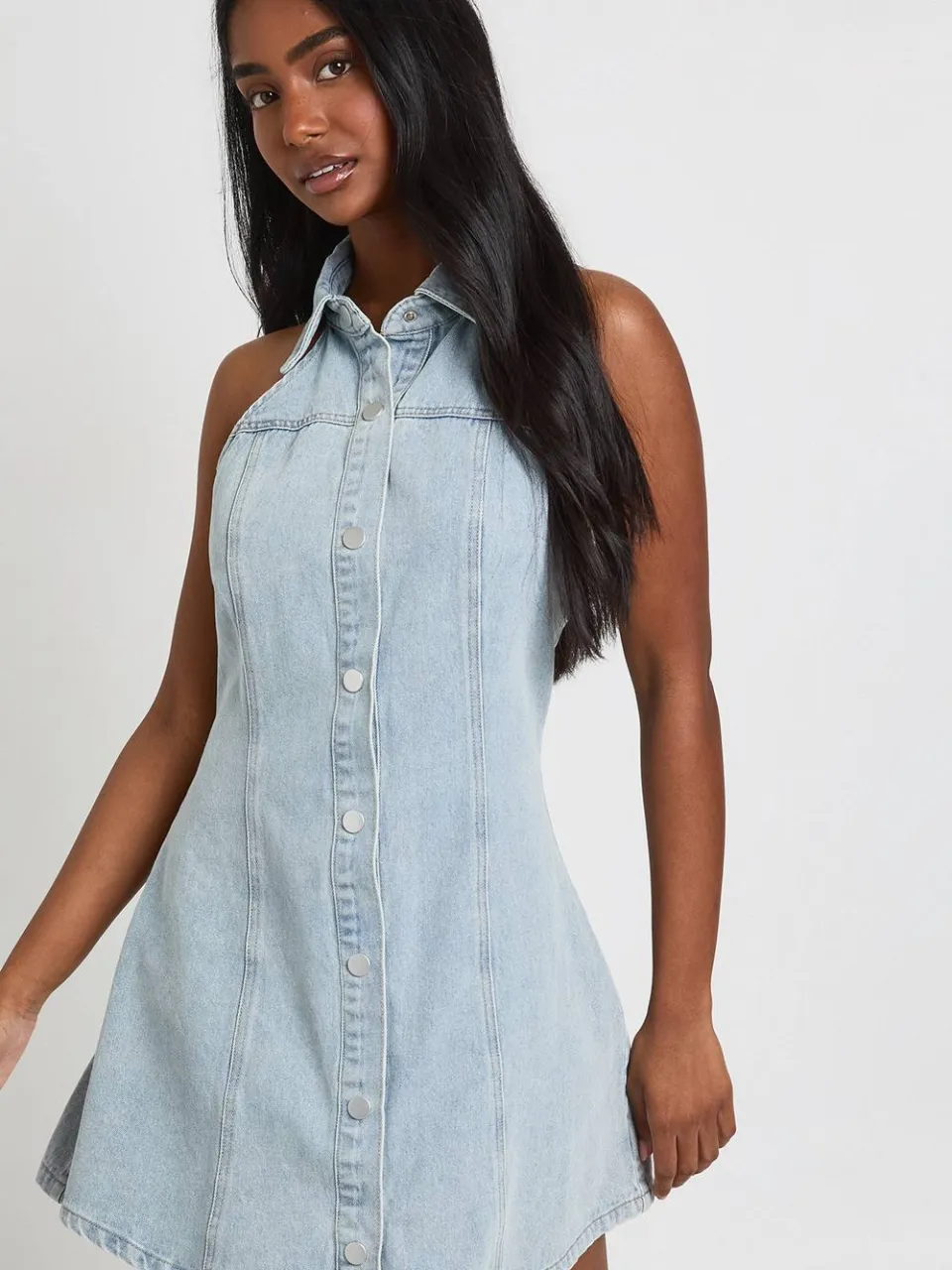 boohoo Dames Halternek Getailleerde Denim Mini-jurk Met Knoopsluiting, foto 3