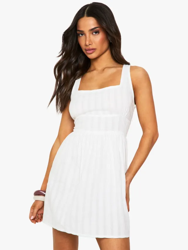 boohoo Dames Petite gestreepte seersucker minijurk Wit