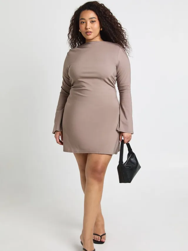 boohoo Dames Plus Gerimpelde Taille Uitlopende Mouw Mini Jurk Mokka
