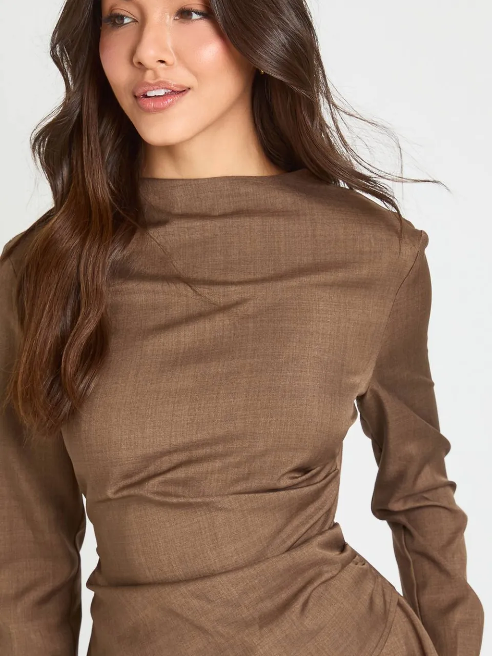 boohoo Dames Mini Jurk Met Slash Hals En Lange Mouwen chocoladebruin, foto 2