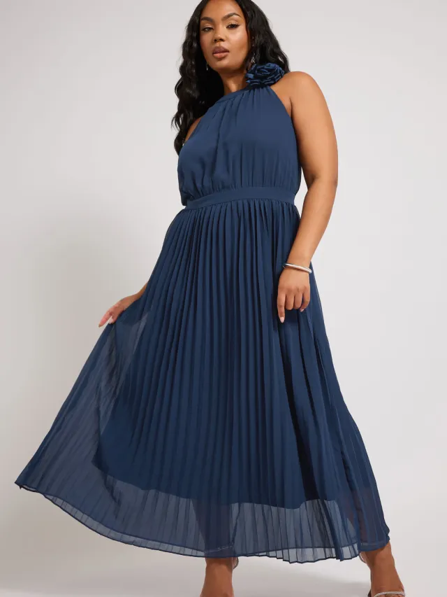 Yours London Geplooide Maxijurk Met Corsage In Donkerblauw Blue