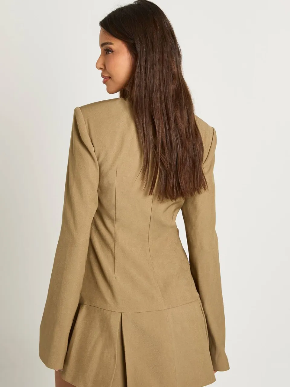boohoo Dames Getailleerde mini-jurk met gespdetails en geplooide plooien mokka, foto 3