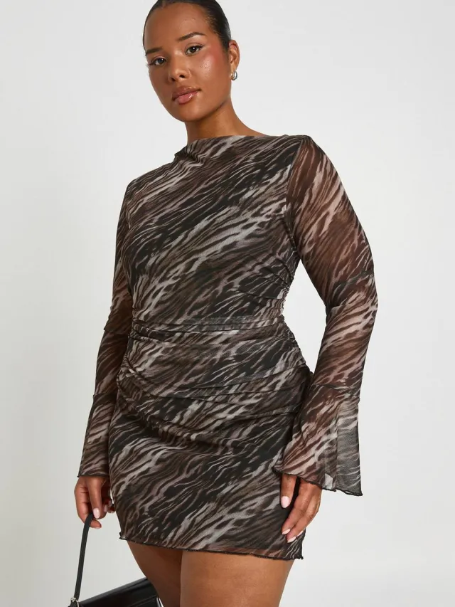 boohoo Dames Plus Mini-jurk Met Gemengde Dierenprint En Ruches Aan De Mouwen Bruin